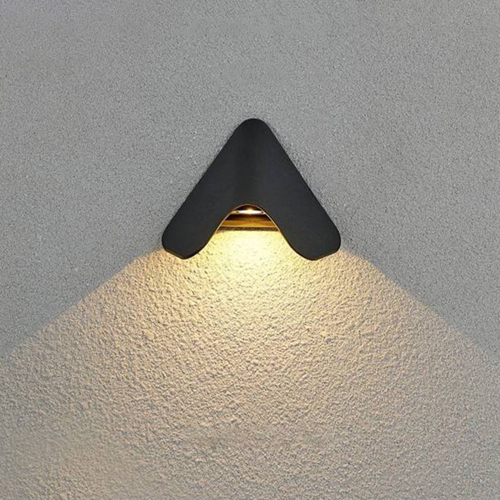 Orr Minimalista Triangolo Metallo LED Applique da Esterno Nero/Bianco